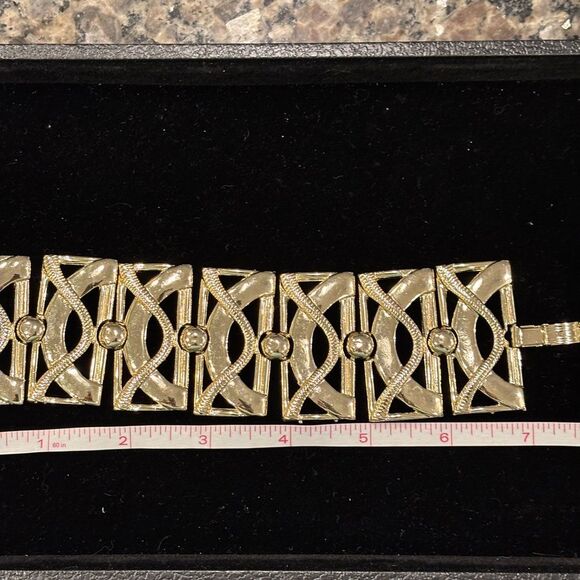 Vintage Gold Tone Panel Bracelet Fold Over Clasp - Picture 4 of 4